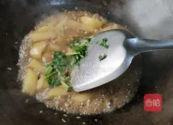 Illustration of how to make braised potato sticks and noodles 6