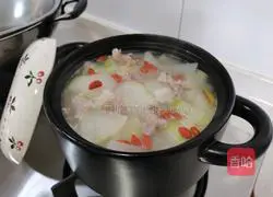 Illustration of how to make smooth meat and winter melon soup 10