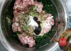 Illustration of how to make leek and pork dumplings 11