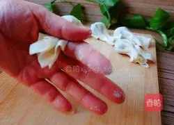 Pork and shepherd's purse wonton#New Year's Eve dinner recipe illustration 13