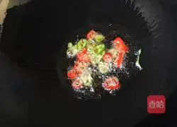 Illustration of how to pour the sauce over the chicken gizzards 17