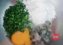 Illustration of how to make shrimp, meat and leeks pancakes 4