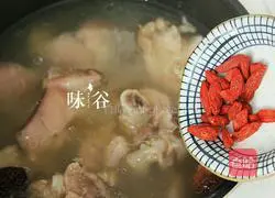 Soybean and pig trotter soup recipe 5