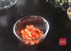 彩Illustration of how to make stir-fried diced ham with vegetables 3