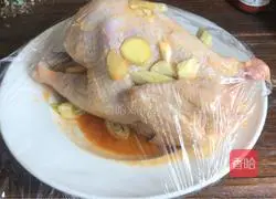 Illustration of how to make special salt-baked chicken 10