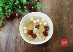 Illustration of how to make peach gum and white fungus soup 6