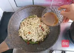 Illustration of how to make braised beans and noodles 12