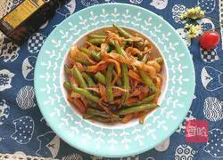 Illustration of how to make braised noodles with olive oil and beans 1