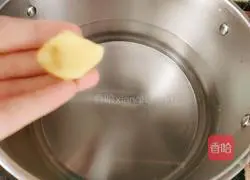 Illustration of how to make shrimp, white clam, corn and lotus root soup 5