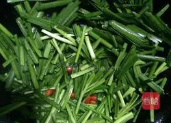 Illustration of how to make stir-fried river shrimp with leeks 6