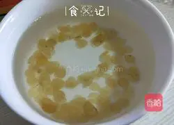 Illustration of how to make peach gum, saponin, rice and white fungus soup 3