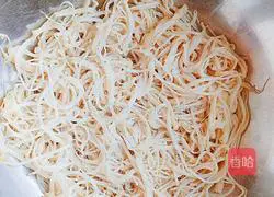 Illustration of how to make cold red oil enoki mushrooms 5