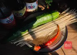 Sour Illustration of how to make spicy cucumber noodles 1