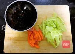 Illustration of how to stir-fry fungus with lettuce 1