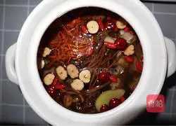 Illustration of how to make tea tree mushroom duck soup 4