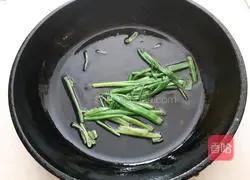 Illustration of how to make scallion oil, fennel and peanuts 4