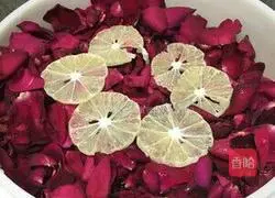 Illustration of how to make homemade rose toner 2
