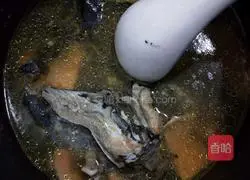 Illustration of how to make durian shell black chicken soup 4