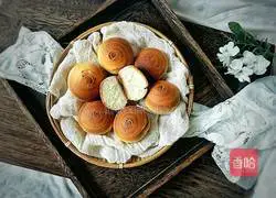 Illustration of how to make baked egg-flavored steamed buns 14