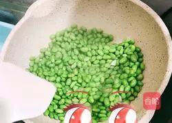Illustration of how to make scrambled eggs with edamame 1