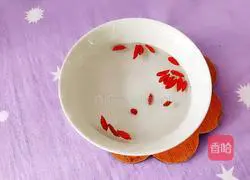 Illustration of how to make sea cucumber, wolfberry and egg custard 7