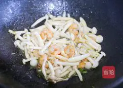 Illustration of how to make loofah, shrimp and mushroom soup 7