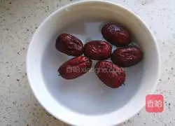 Illustration of how to make spleen-strengthening pork belly soup 3