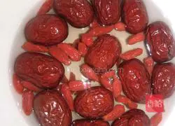 Illustration of how to make white fungus, red dates and sago 1