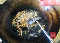 Hot and sour shredded pork soup recipe 4