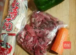 Illustration of how to make green pepper and shredded pork noodles 1