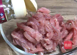 Illustration of how to make noodles with shredded pork in sauce 1