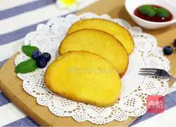 Illustration of how to make golden fried steamed bun slices 10