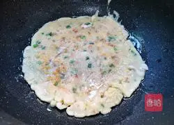 Illustration of how to make ham, sausage, egg and scallion pancakes 13