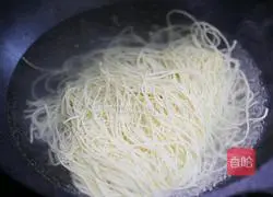 Illustration of how to make noodles with scallion oil 8
