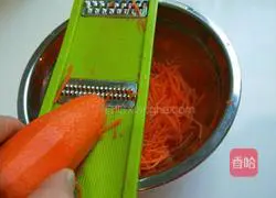 Illustration of how to make the Beijing specialty snack carrot and potato pancakes 2