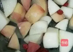 Illustration of how to make apple, tremella, red dates and wolfberry soup 9