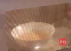 Illustration of how to make scrambled eggs in microwave oven for 1 minute 4