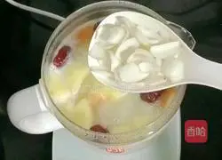 Illustration of how to make apple and white fungus syrup 11