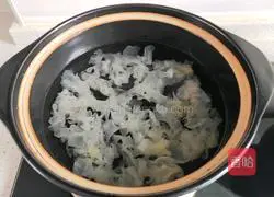 Illustration of how to make rock sugar, red dates and white fungus soup 4