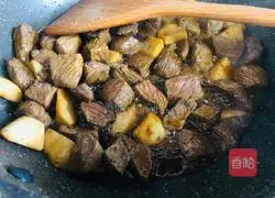 Simple and delicious recipe for beef cubes with king oyster mushrooms 11