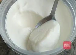 Illustration of how to make strawberry milk 5