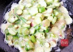 Illustration of how to make fried eggs with okra 7