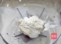 Illustration of how to make dragon fruit milkshake 4