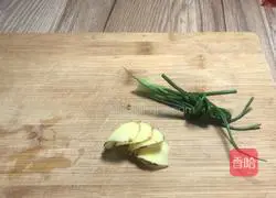 Illustration of how to make peanut chicken soup 6