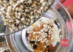 Illustration of how to make peach gum, white fungus and barley soup 5