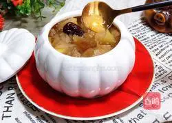 Illustration of how to cook apples and white fungus stewed 12