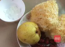 Illustration of how to make Tremella and Snow Pear Sugar Water 1