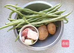 Illustration of how to make stewed potatoes and beans and noodles 1