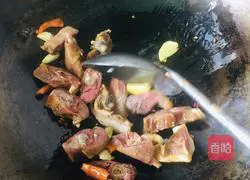 Illustration of how to stir-fry cured duck with green pepper and garlic sprouts 4