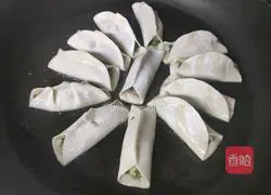 Illustration of how to make pot stickers with chives and pork stuffing 6